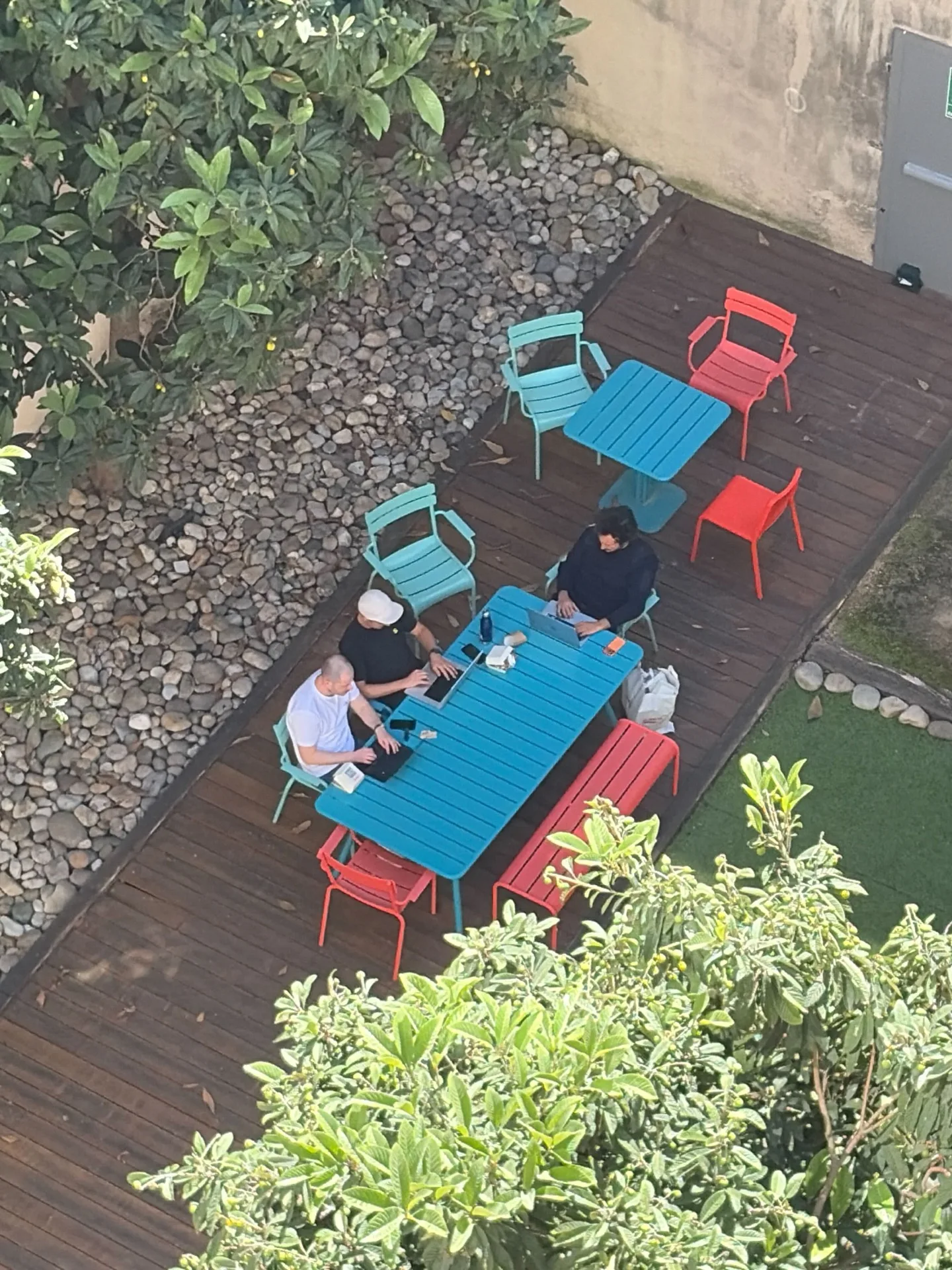 Équipe Hoppi en co-working sur la terrasse du jardin